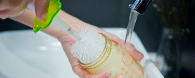 洗玻璃瓶方法 教你如何清潔窄口玻璃瓶