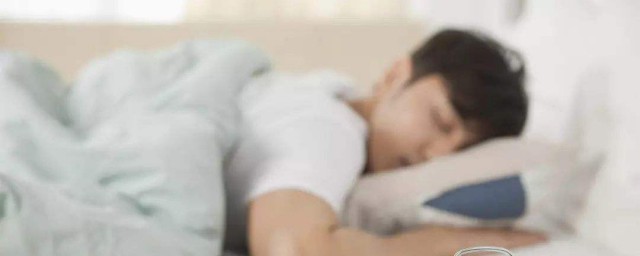 睡覺的正確姿勢 睡覺的正確姿勢是什麼