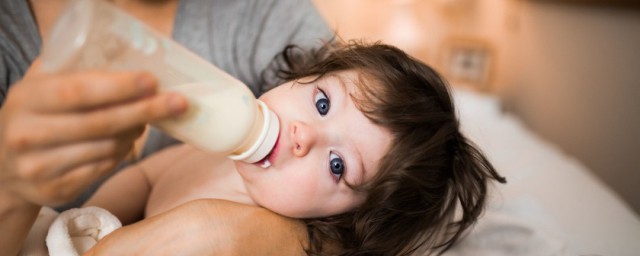 一歲多的娃能喝純牛奶嗎 寶寶最好的食物是什麼