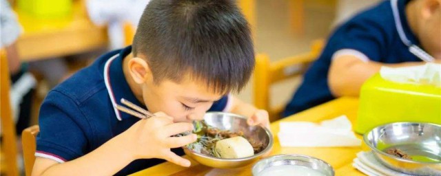 幫助幼兒吃飯方法 幫助幼兒吃飯的經驗分享