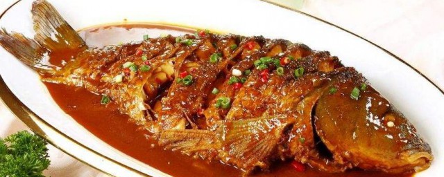 紅燒鯉魚的傢常做法簡單 傢常紅燒鯉魚怎麼做