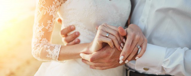 參加婚禮穿什麼顏色的衣服 參加婚禮可以怎麼選擇衣服