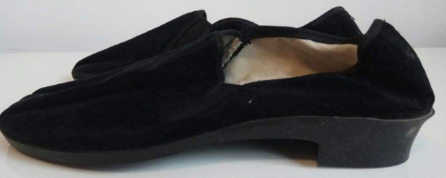 黑色佈鞋洗完瞭怎麼處理 它是需要怎麼清洗的