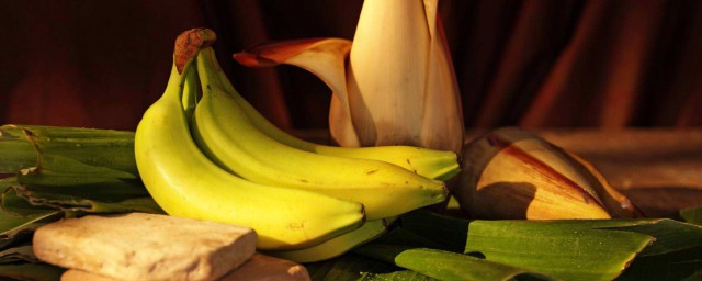 香蕉保鮮的方法 清水沖洗表皮