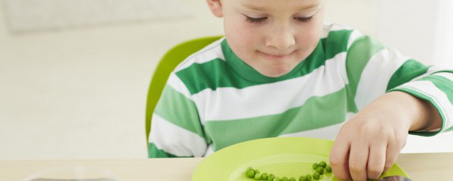 小孩吃飯磨蹭怎麼辦 孩子吃飯磨蹭解決辦法