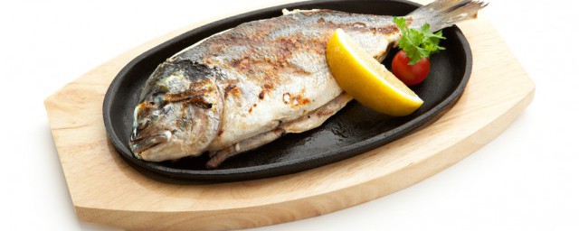 如何做一道魚料理 這道清蒸鯉魚必學