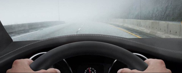 夏天車玻璃起霧怎麼辦 夏天開小車開空調車玻璃起霧怎麼解決