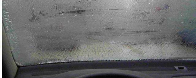 冬天汽車擋風玻璃起霧怎麼辦 讓汽車擋風玻璃霧氣消失不見的方法有哪些