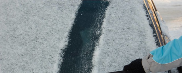 車玻璃積雪小妙招 這兩招輕松清除積雪