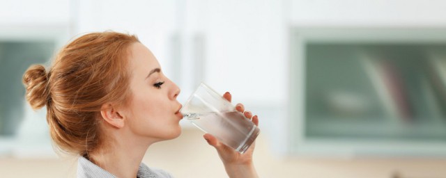 每天喝多少水最合適 喝水有哪些學問