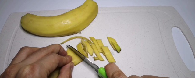 香蕉皮滅蟑螂的方法 步驟如下