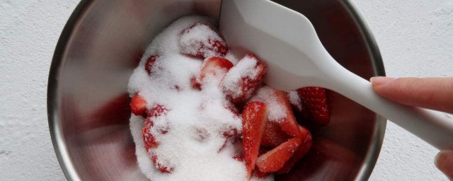 草莓色拉醬如何做 草莓色拉醬的做法