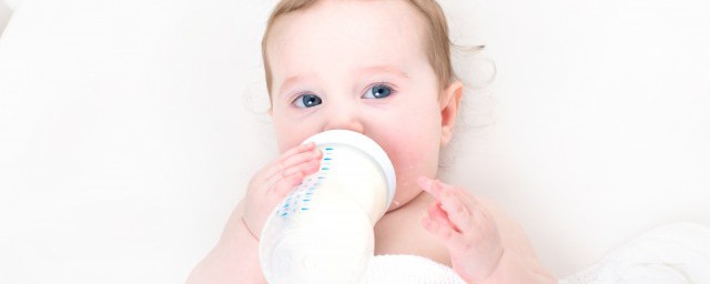 喂寶寶喝水的方法 喂寶寶喝水的4個技巧