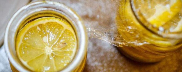 檸檬片泡水喝的功效與作用 檸檬片泡水喝有什麼功效