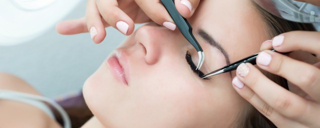 剪長睫毛的方法 剪眼睫毛需註意不能傷及眼睛