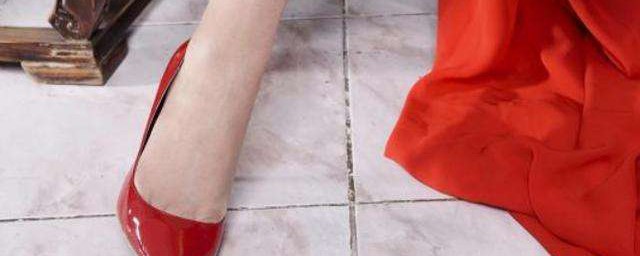 搭配紅色高跟鞋的裙子 紅色高跟鞋的搭配技巧