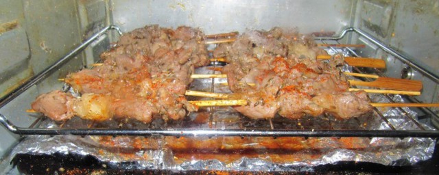 烤箱版烤羊肉串 簡單粗暴烤箱版的烤羊肉串的做法步驟