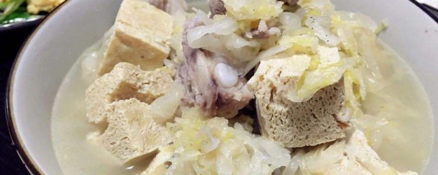 酸菜燉凍豆腐的做法 酸菜燉凍豆腐的做法介紹