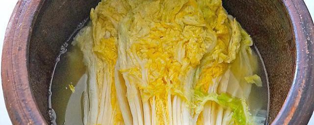 傢庭自制酸菜簡單易學 超簡單傢庭版自制酸菜的做法