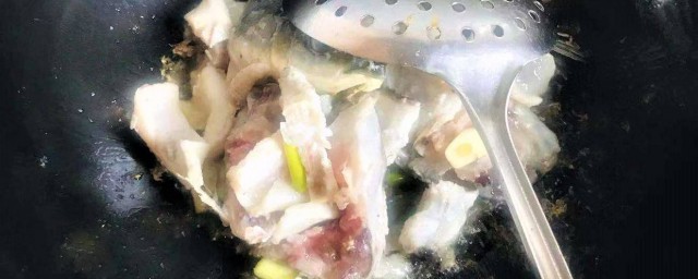 魚頭酸菜魚的做法 做的時候要加入什麼輔料