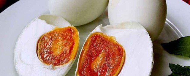 夏季醃咸鴨蛋的方法 自制醃咸鴨蛋的方法
