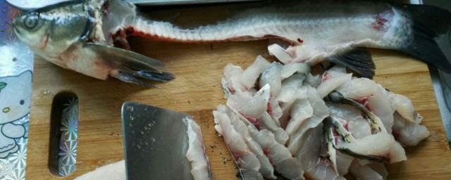 草魚取魚刺的簡單方法 草魚如何完整去魚刺方法