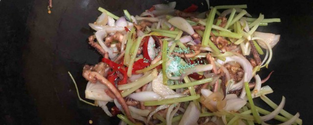 洋蔥炒魷魚的傢常做法 洋蔥炒魷魚簡單傢常做法