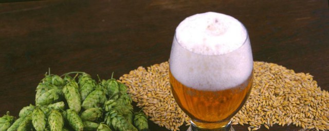 喝啤酒的好處與壞處 喝啤酒功效和註意事項
