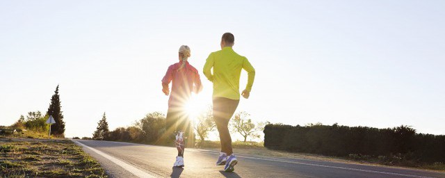 早上跑步和晚上跑步哪個減肥效果好 減肥早晨跑步和晚上跑步哪個好