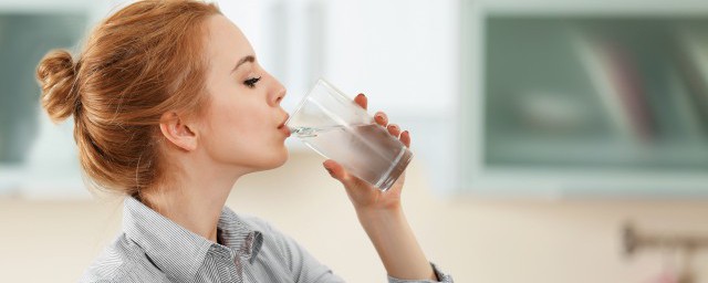 減肥期間晚上能喝水不 減肥期間該怎麼喝水
