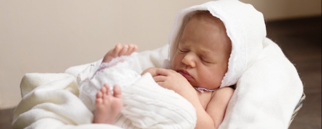 新生兒睡姿如何才正確 這兩種姿勢都可以