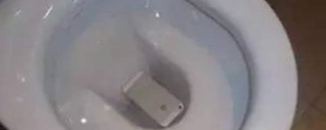 手機掉廁所裡怎麼處理 手機掉廁所裡處理的方法