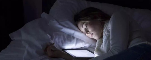 帶妝睡覺有什麼危害 帶妝睡覺的危害