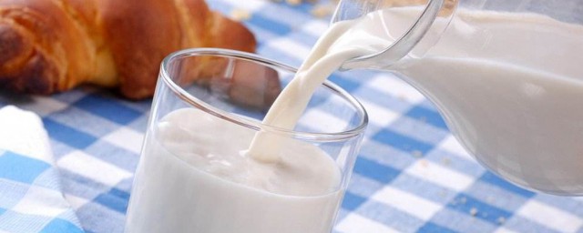 睡前喝牛奶好嗎 睡前喝牛奶個別人需註意事項