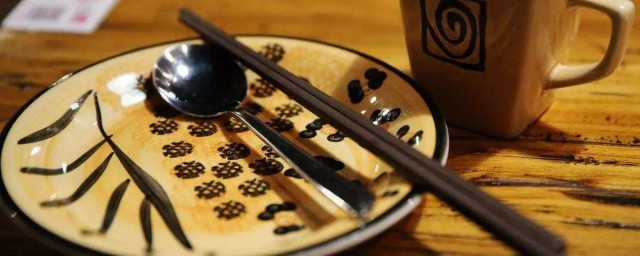 在餐館就餐時用開水燙一下碗筷隻能起到什麼作用 答案解析