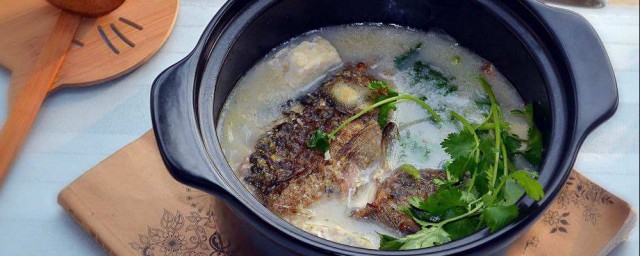 鯽魚燉豆腐做法 做鯽魚燉豆腐的步驟