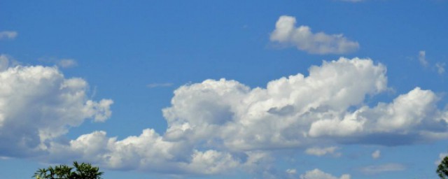 漂浮在天空中的一朵雲可能有多重 雲是怎麼形成的