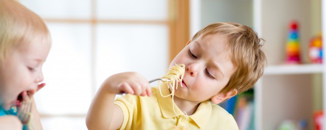 兩歲寶寶不愛吃飯怎麼辦 簡單解決孩子吃飯問題