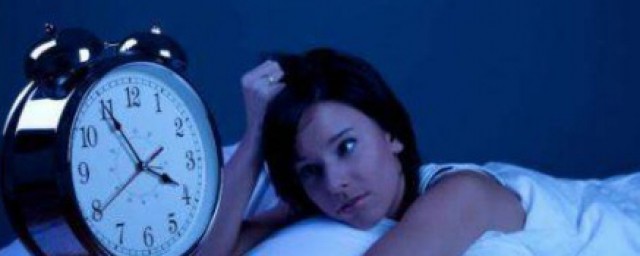 晚上失眠睡不著怎麼辦 該吃點什麼利於睡眠?