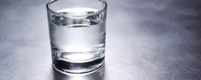 小明勸說女友每天要喝1.5L水的做法對嗎? 做法是對的