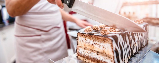 切蛋糕時怎麼做可以使切口平整且不粘 是什麼原因