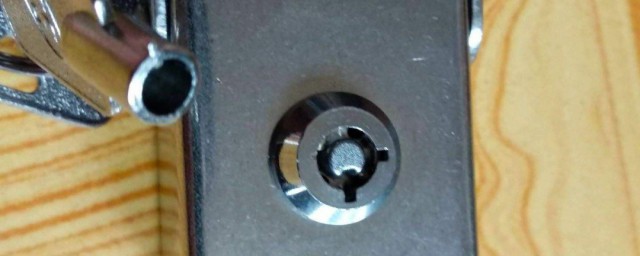 鑰匙斷在鎖孔怎麼取出 鑰匙斷在鎖孔取出的方法