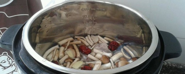 茶樹菇排骨湯做法 茶樹菇排骨湯步驟
