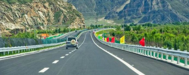 我國第一條高速公路是 中國第一條高速公路叫什麼