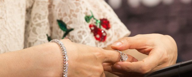 結婚戒指帶哪個手指 怎樣正確佩戴結婚戒指