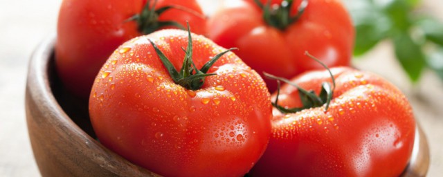 西紅柿熟的和生的哪個有營養價值 生吃熟吃各有好處