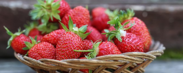 草莓汁搭配 草莓適合與什麼一起榨汁呢
