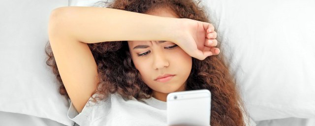關燈玩手機對眼睛傷害多大 經常關燈玩手機對眼睛的傷害是什麼