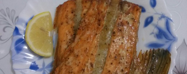 三文魚骨的傢常吃法 烤帶肉三文魚骨風味獨特
