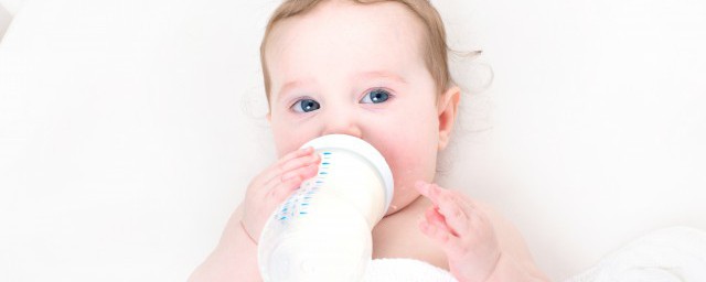 給寶寶如何喂奶 如何正確給寶寶喂奶
